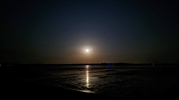 Volle maan en zee